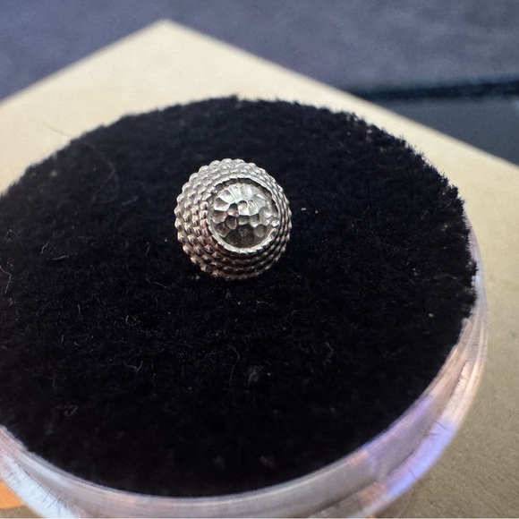 Anatometal Hera hammered texture threadless end. - Picture 2 of 3